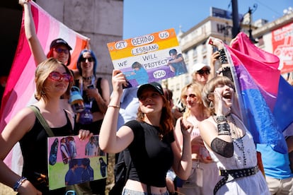 Un grupo de personas celebran la marcha del Orgullo por las calles de Budapest, este sábado.