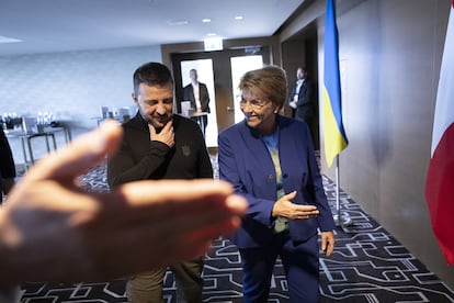 El presidente ucranio, Volodímir Zelenski, es recibido por la presidenta de la Federación Suiza, Viola Amherd, a su llegada a la Cumbre por la Paz en Ucrania, este sábado en Burgenstock (Suiza).