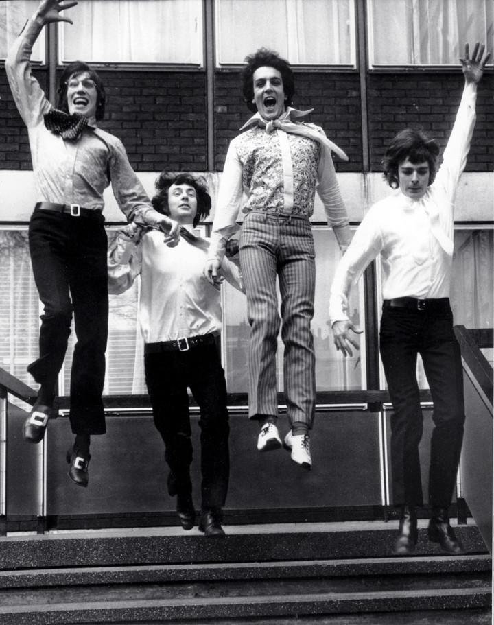 Pink Floyd frente a la entrada de las oficinas del sello EMI en Londres, 1967. Foto: AP