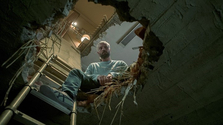 Perforando pisos y paredes, buscando una salida al horror.