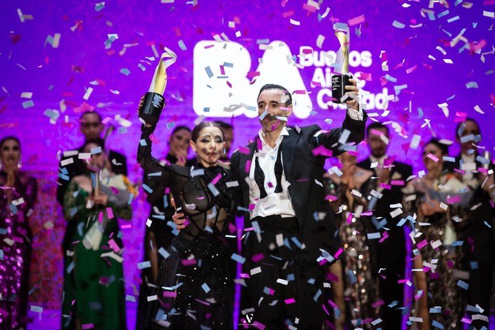 Leandro Bojko y Micaela García, ganadores en el Campeonato Mundial de Tango Escenario que se enmarca en el Festival de tango de Buenos Aires. Foto de prensa gentileza Carlos Villamayor
