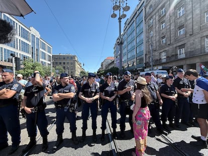 Un grupo de policías bloquean la marcha del Orgullo LGTBIQ+ que se celebraba este sábado en Budapest (Hungría).