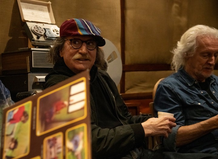 Charly García y Nito Mestre durante la escucha del disco de Porsuigieco. Foto gentileza INAMU y Rubén Andón