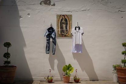 Prendas de ropa son colgadas en el albergue Pumarejo, en Matamoros.