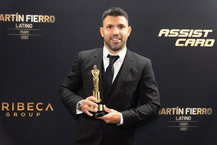 Sergio Agüero sostiene la estatuilla que recibió durante la entrega de los Premios Martín Fierro Latino, en 2023.