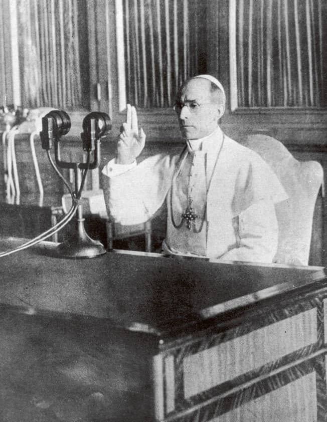 Pío XII hablando en la radio en pro del final de la guerra en 1942