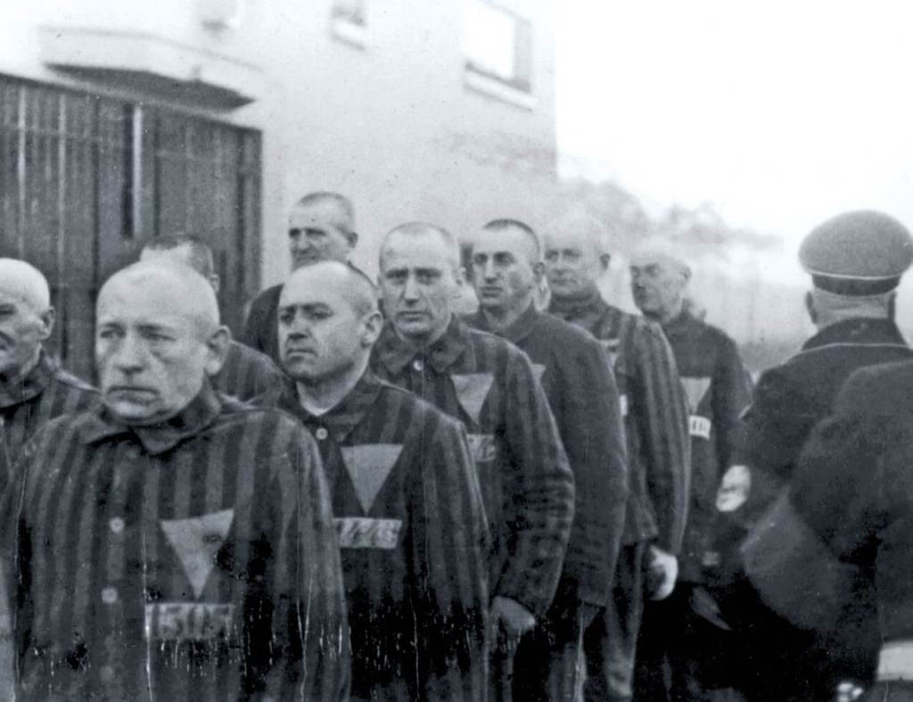 Prisioneros judíos en un campo de concentración en 1938