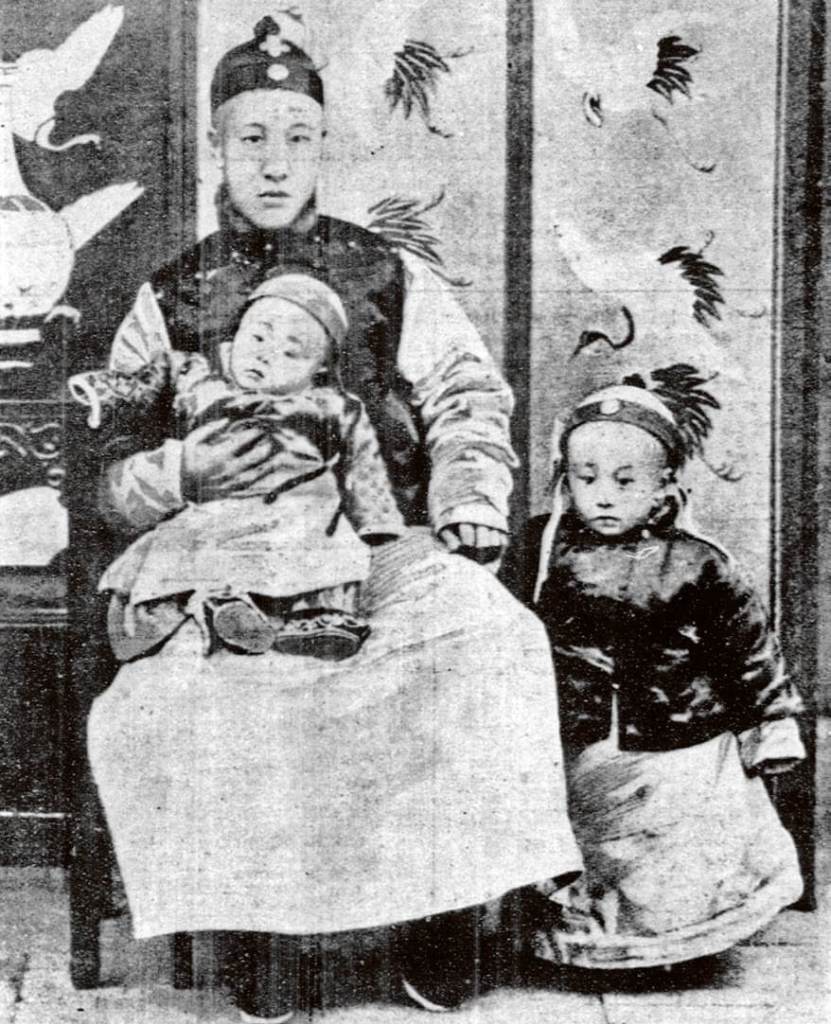 Pu Yi junto a su padre y su hermano pequeño