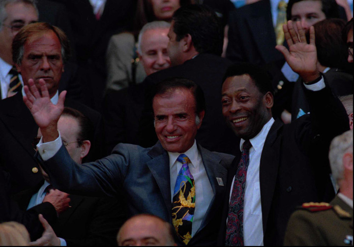 Carlos Menem y Pele, cuando O Rei era ministro de Deportes de Brasil, en la inauguración de los Panamericanos en Mar del Plata. Foto: AP