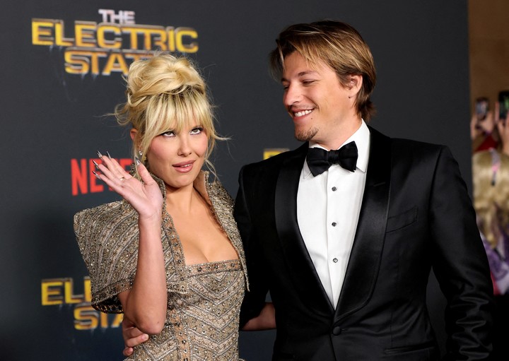 Millie Bobby Brown junto a su esposo Jake Bongiovi, con quien se casó el año pasado y adoptó una bebé. Foto: Reuters. 