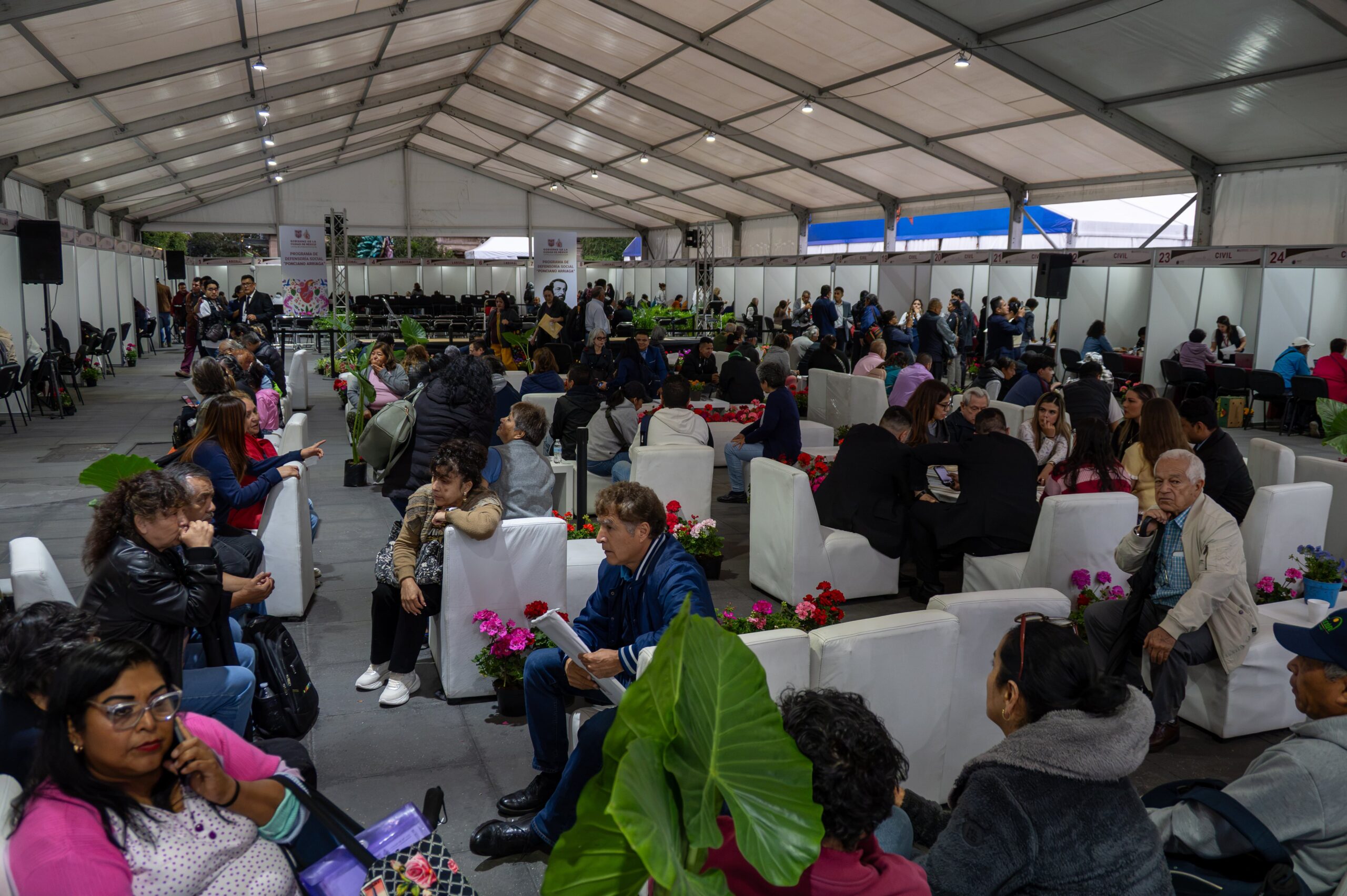 Decenas de asistentes en la inaguración del programa de Defensoría Social 'Ponciano Arriaga', en Ciudad de México.