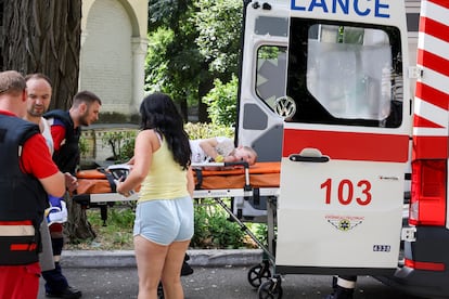 Un niño es trasladado en ambulancia cerca del hospital infantil de Ohmatdyt tras un ataque ruso en la ciudad de Kiev, este lunes. 