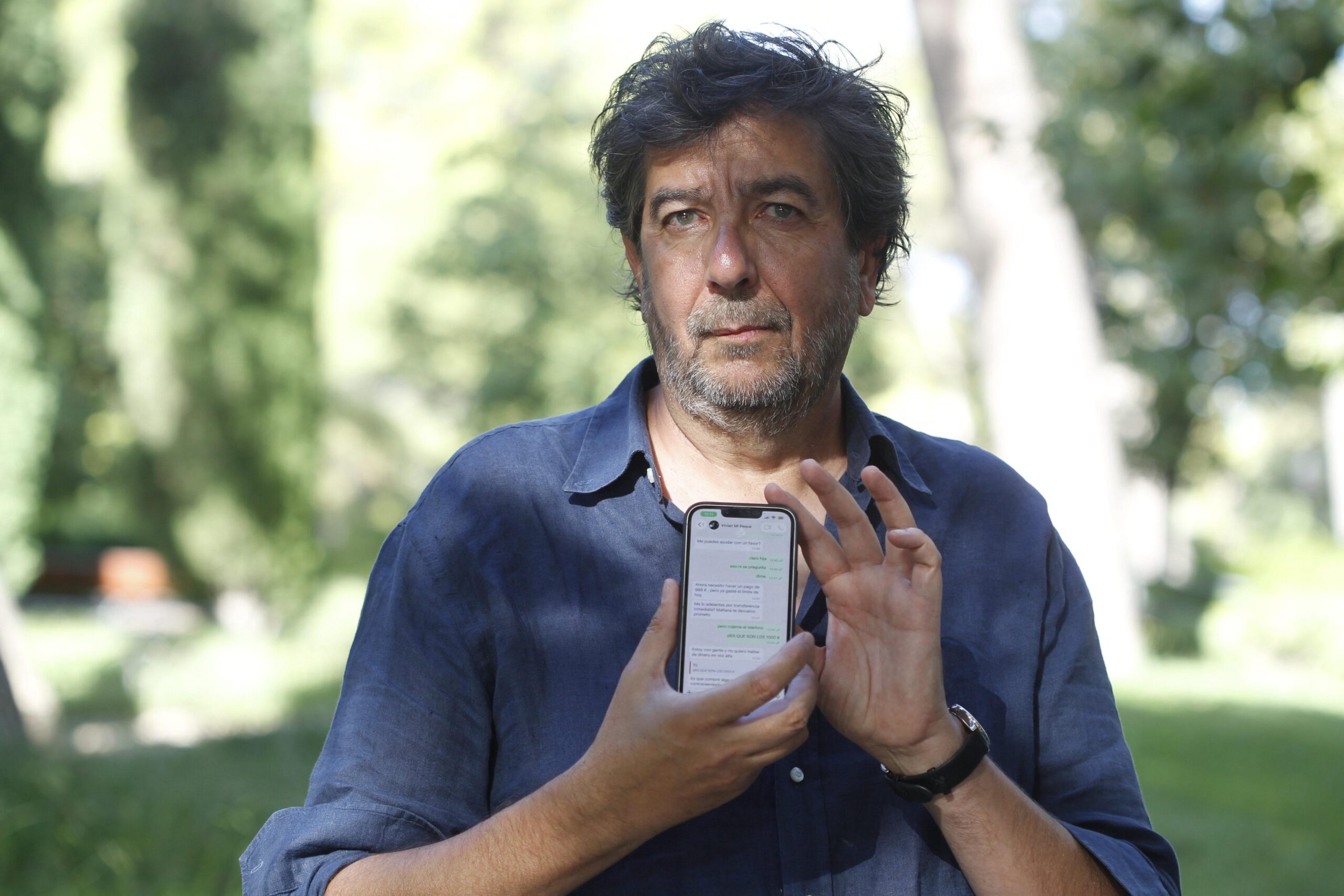 A la hija de Óscar Collado le 'hackearon' la cuenta de WhatsApp. Un ciberdelincuente se hizo pasar por ella para pedirle dinero tanto a él como a la madre de la víctima.