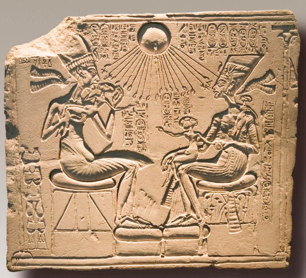 Relieve de Akenatón junto a su esposa Nefertiti