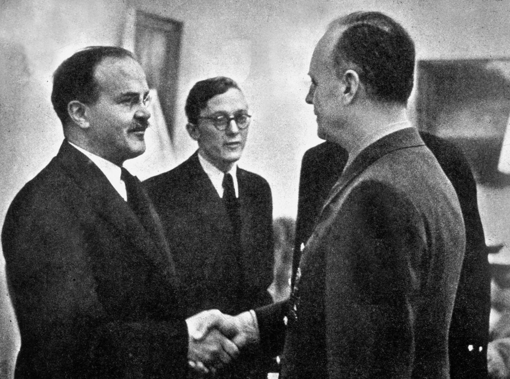 Von Ribbentrop y Mólotov tras la firma del Tratado de no Agresión