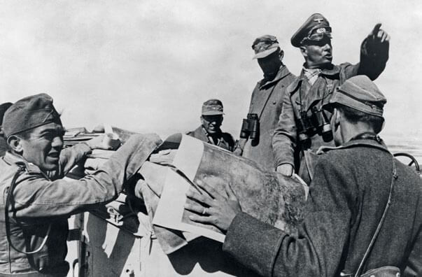 Rommel dando instrucciones en Libia