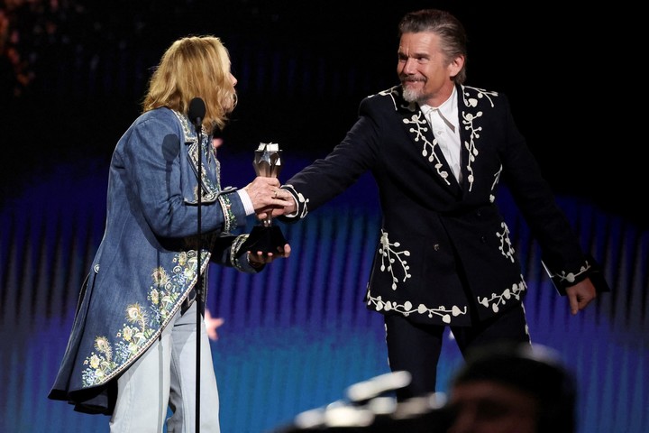 Amy Madigan recibe su premio de manos de Ethan Hawke. Foto Reuters