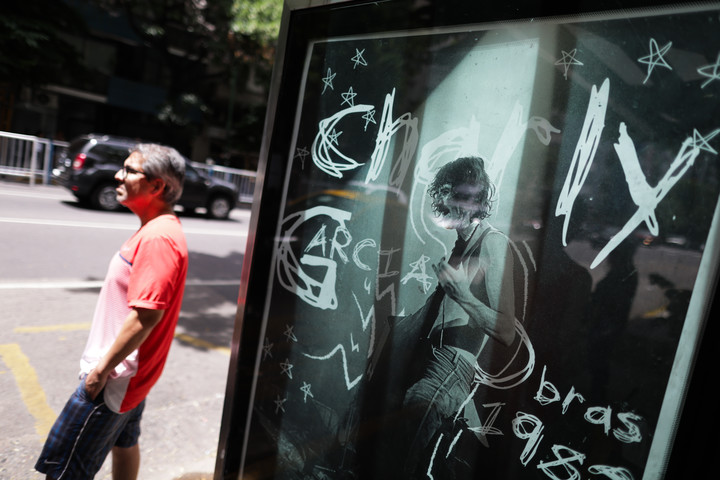 Una las grandes fotos en las intervenciones urbanas por Charly. Foto: Francisco Loureiro 