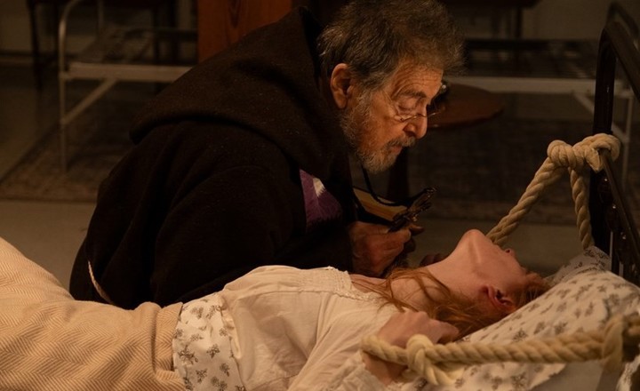 A ver si te quedás quieta, parece decirle el padre Riesinger. La película se basa en hechos reales.