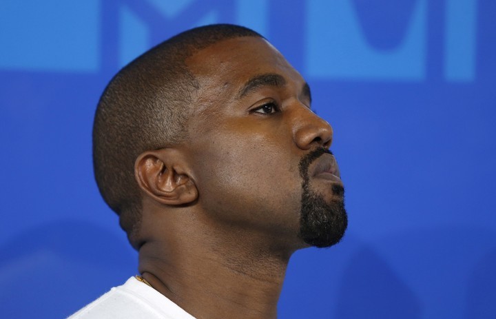 En el año 2013, un look de Kanye West provocó que le llovieran críticas. Foto: Reuters