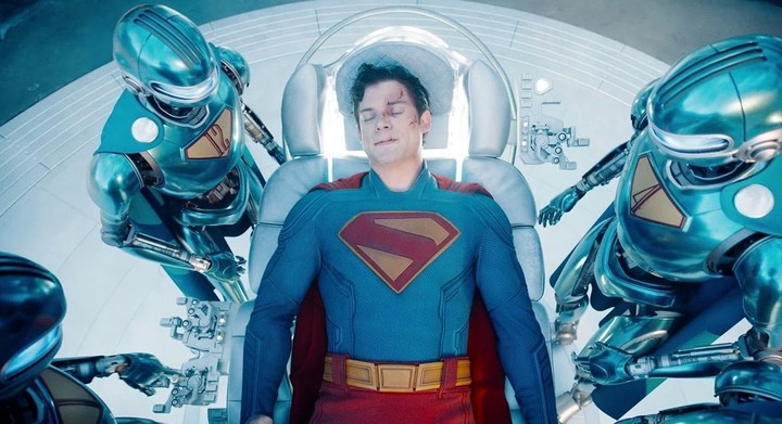 Superman, con los robots que lo ayudan a sanar, y le hacen ver el videíto, el mensaje de sus papis.