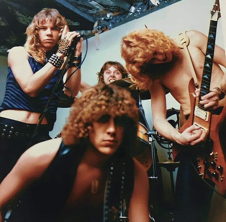 El lineup original de Metallica en 1981. De izquierda a derecha: James Hetfield, Lars Ulrich, Ron McGovney (centro) y Dave Mustaine.