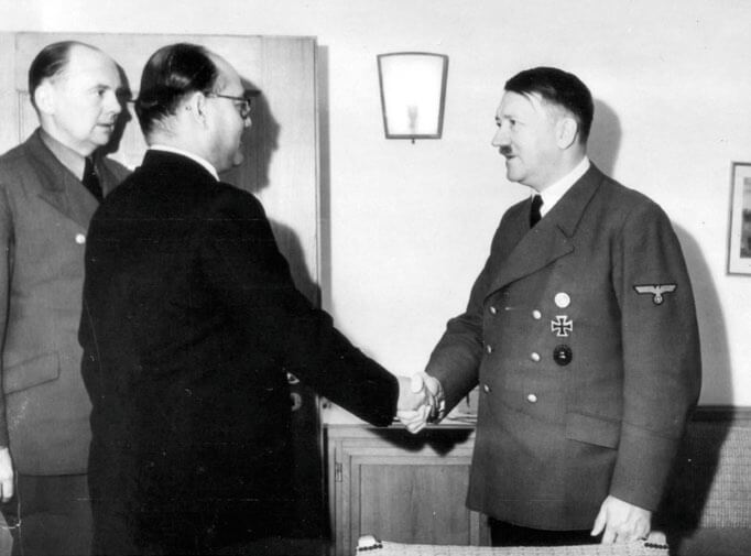 Sibhas Chandra Bose es recibido por Hitler