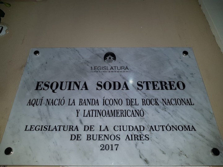 La placa en la esquina donde se formó Soda Stereo, frente a la casa donde vivía Charly Alberti y su padre tenía una sala de ensayo, en Almirante Sixto Barilari y Victorino de la Plaza, en el barrio de Nuñez.