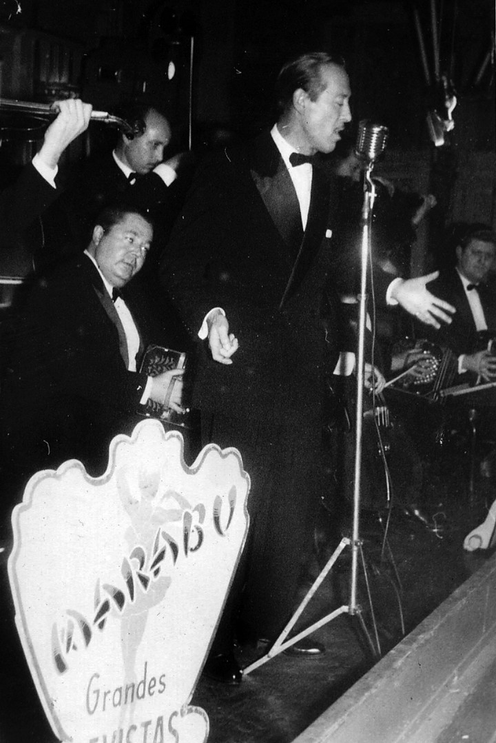 Roberto Goyeneche canta en Marabu con la orquesta de Anibal Troilo. Foto Archivo Clarin.  