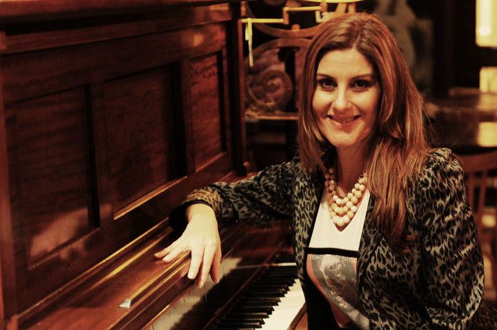 La cantante de jazz Delfina Oliver. Foto Martin Bonetto  