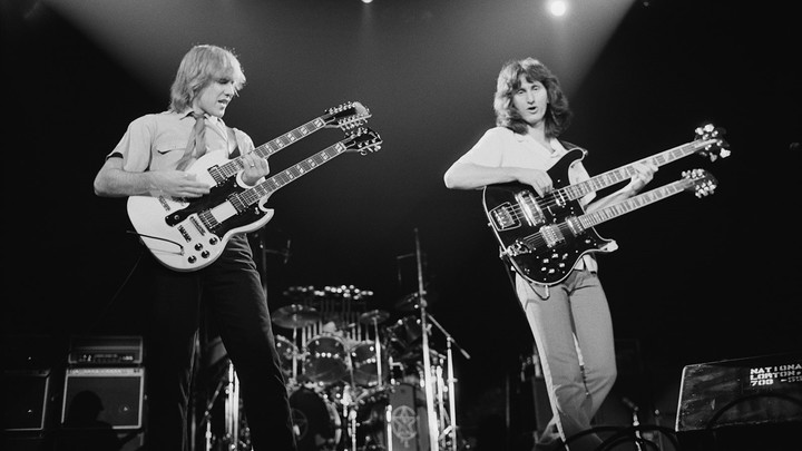 Alex Lifeson (izquierda) y Geddy Lee (derecha) de Rush durante la gira Moving Pictures de 1981. Foto: Fin Costello