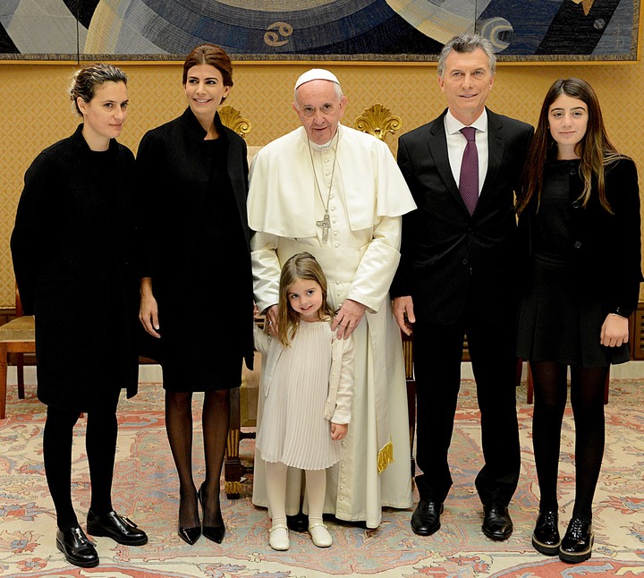 El Papa recibió a su padre, cuando era presidente, y a miembros de su familia, entre ellos a Agustina, en 2016. 