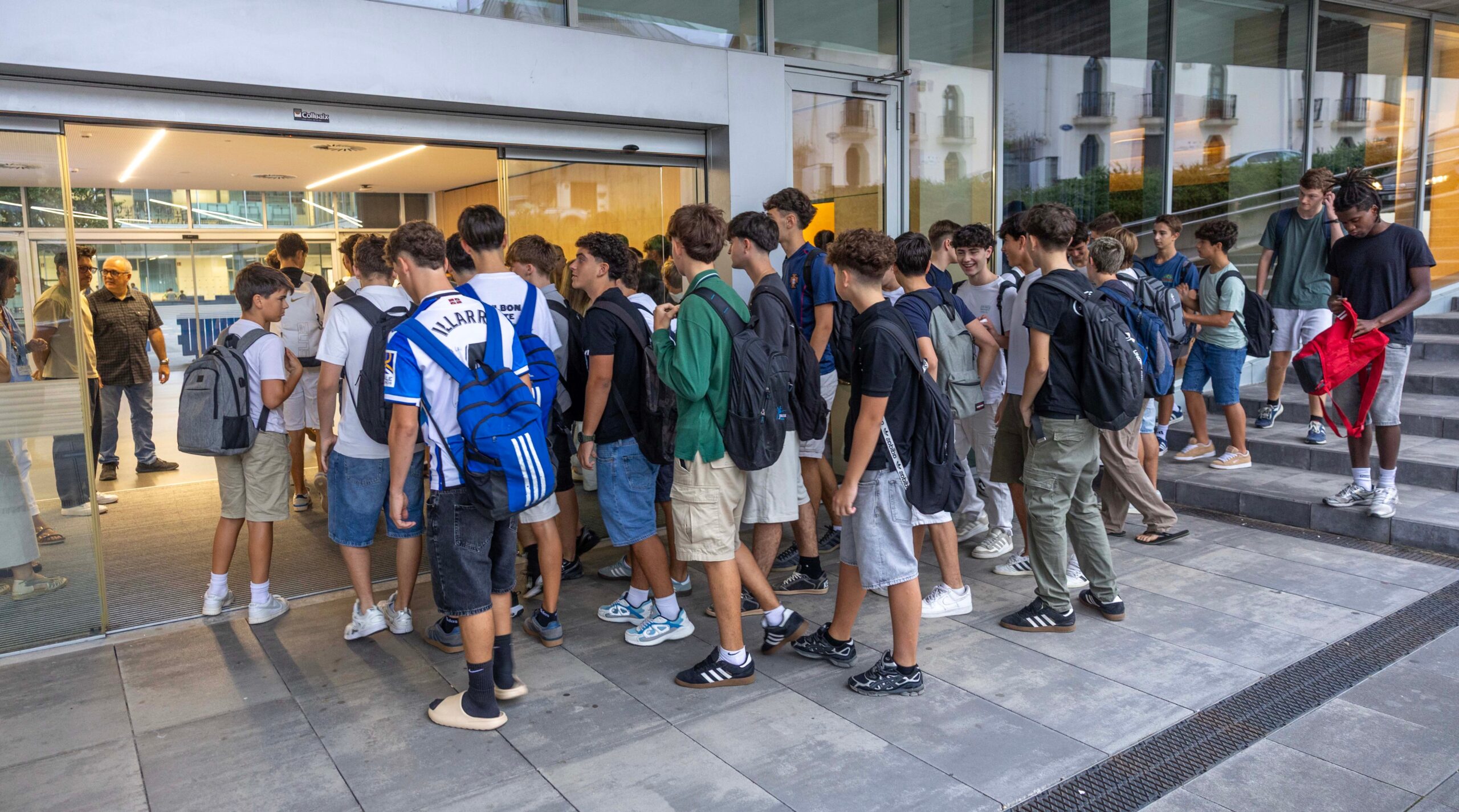 Alumnos de un colegio de San Sebastián, este lunes.
