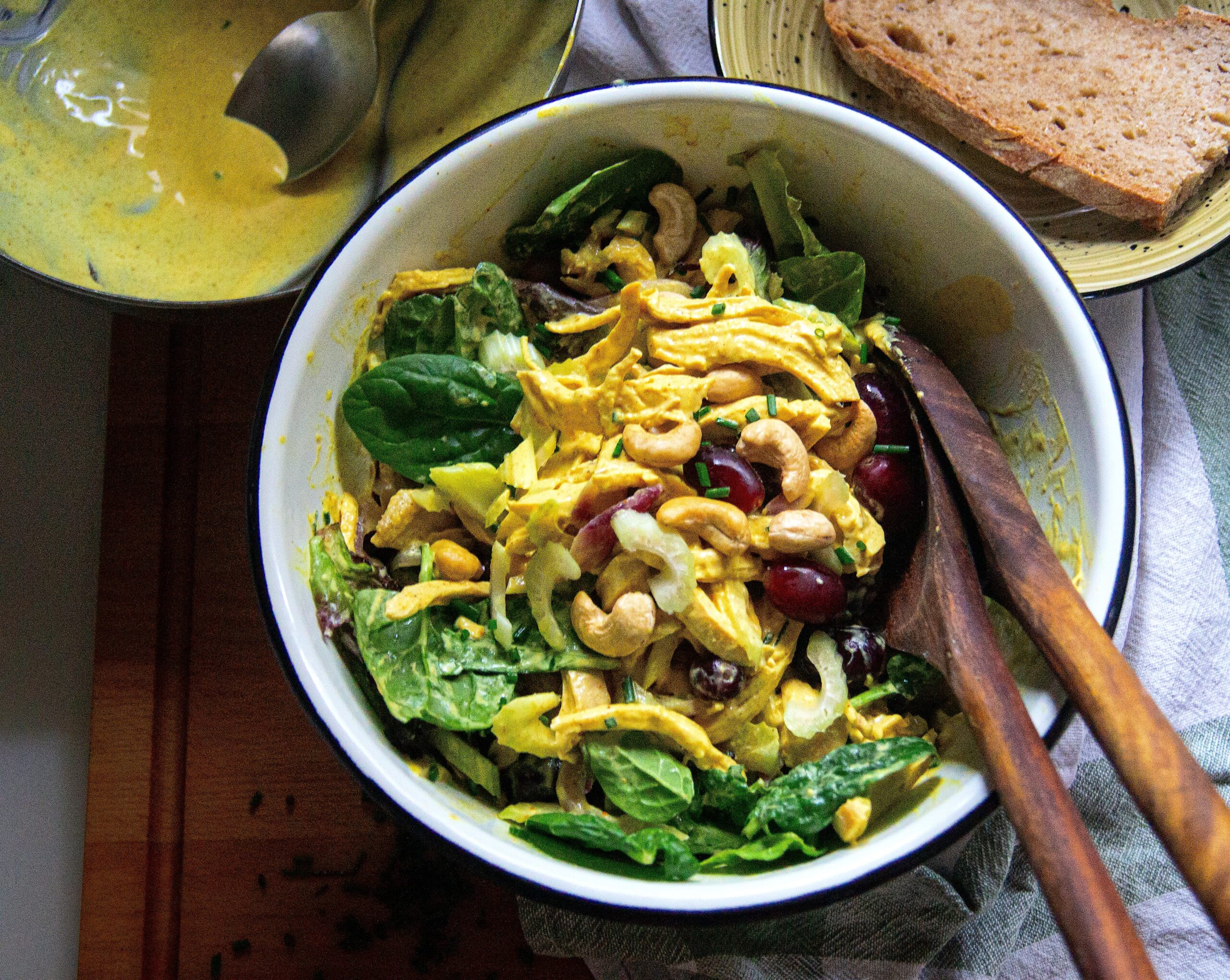 Pollo, uvas, apio y un aliño sedoso de curry: la versión nacional del Coronation Chicken