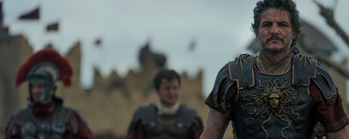 Pedro Pascal el chileno afincado en los Estados Unidos, es el general Marcus Acacius, un personaje creado para la ficción.