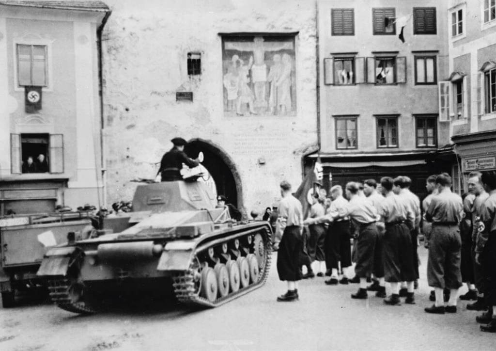 Tanques de la Wehrmacht saludados por jóvenes nazis austríacos