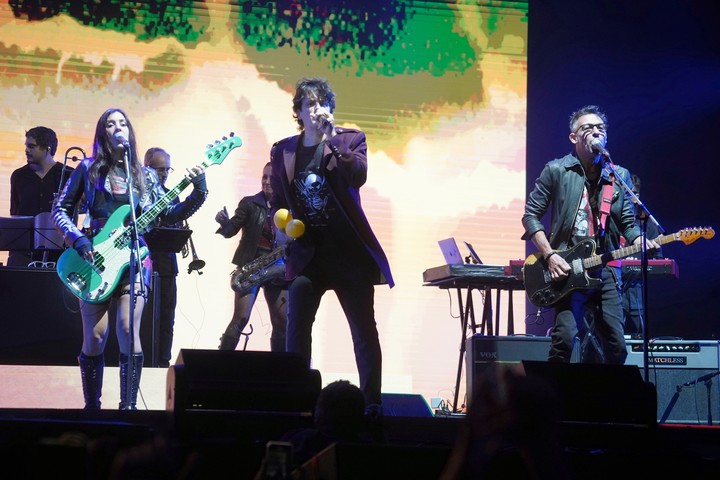 Luciana Valdés en el Estadio Único de La Plata, como bajista de Los Piojos. Foto: Martín Bonetto
