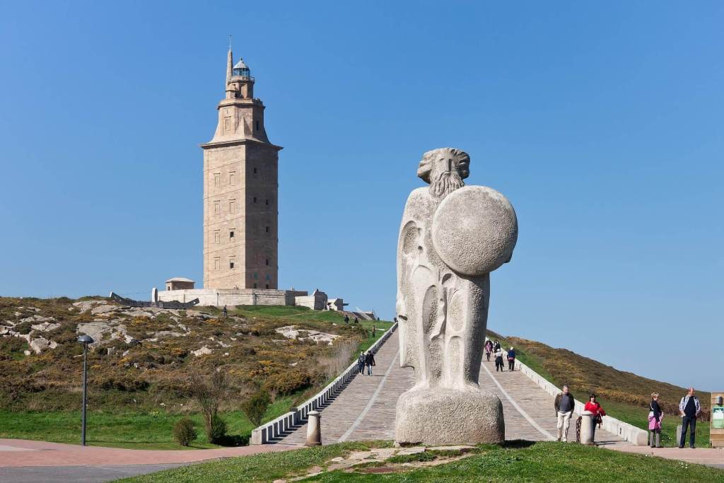 Estatua de Breogán en y la Torre de Hércules, antiguo faro romano construido en La Coruña.