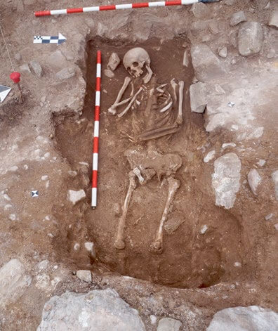 Tumba desenterrada en Viguera