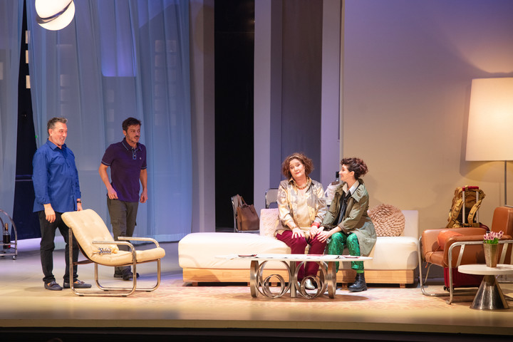 Ignacio (Alejo García Pintos) y Blanca (Verónica Llinás), junto a sus hijos, Martín (Tomás Fonzi) y Elena (Anita Gutiérrez.