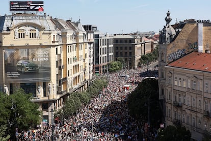 El recorrido ha sido modificado finalmente para no pasar por el puente de la Libertad tras la convocatoria de dos manifestaciones de la ultraderecha.
