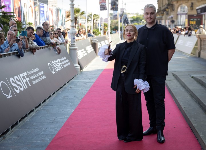 Juliana Gattas e Iair Said, en la alfombra roja del festival español de San Sebastián.  Foto: EFE/Javier Etxezarreta.