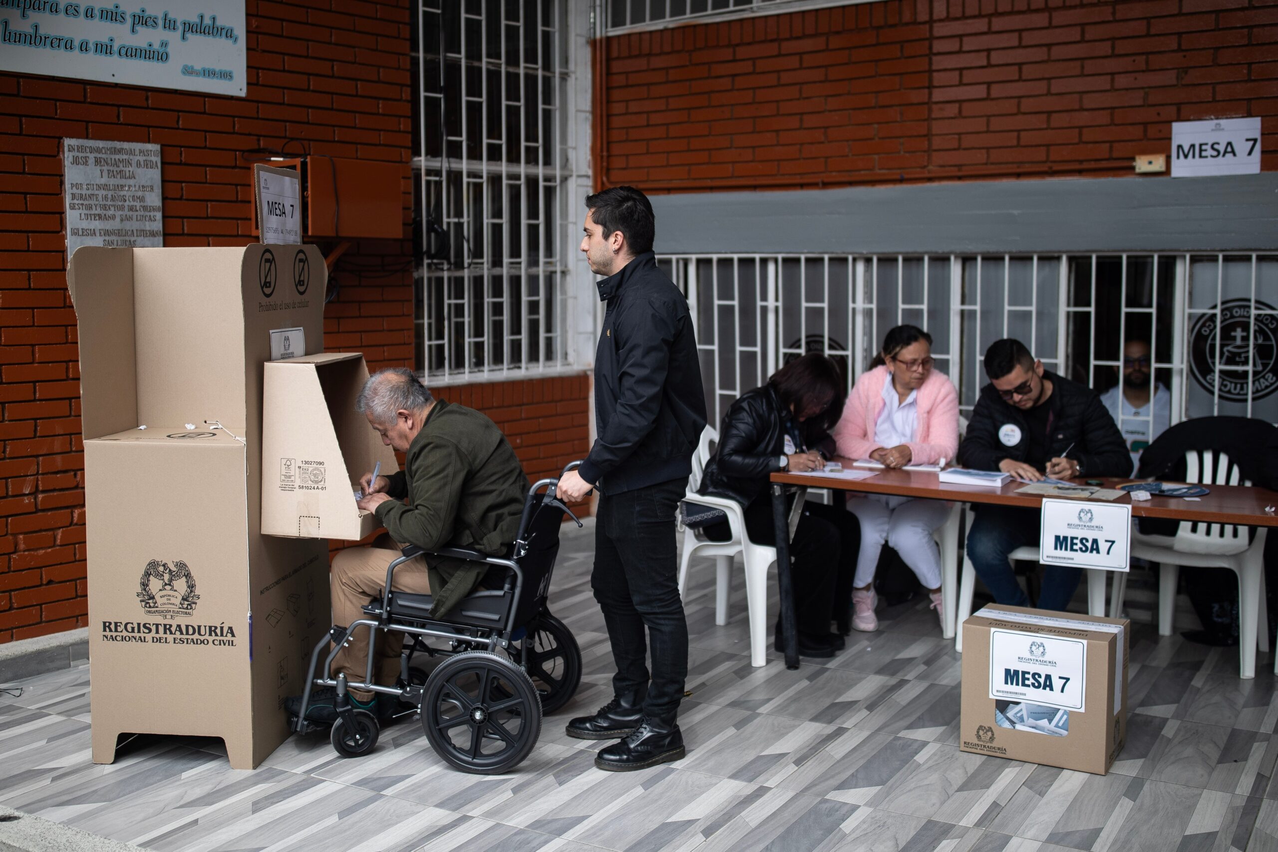 Ciudadanos votan durante las elecciones presidenciales en Colombia, el 21 de junio.