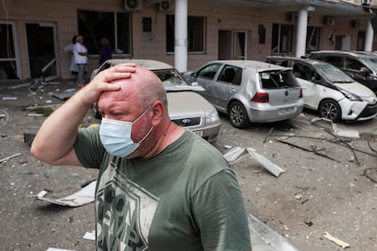 Un hombre reacciona tras el ataque ruso este lunes en el hospital infantil de Ohmatdyt, en Kiev. 