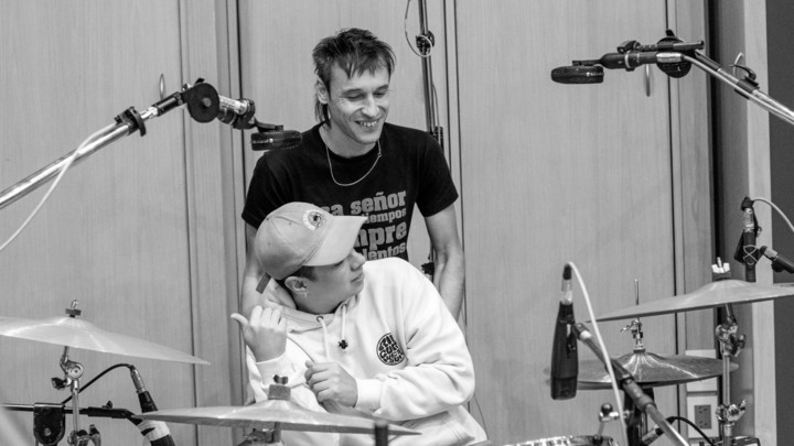 Catriel Ciavarella y Willy Bronca. El músico de Divididos grabó las baterías del álbum que producen juntos para 2026. 