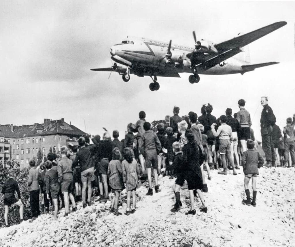 Un avión americano sobrevuela Berlín en 1949