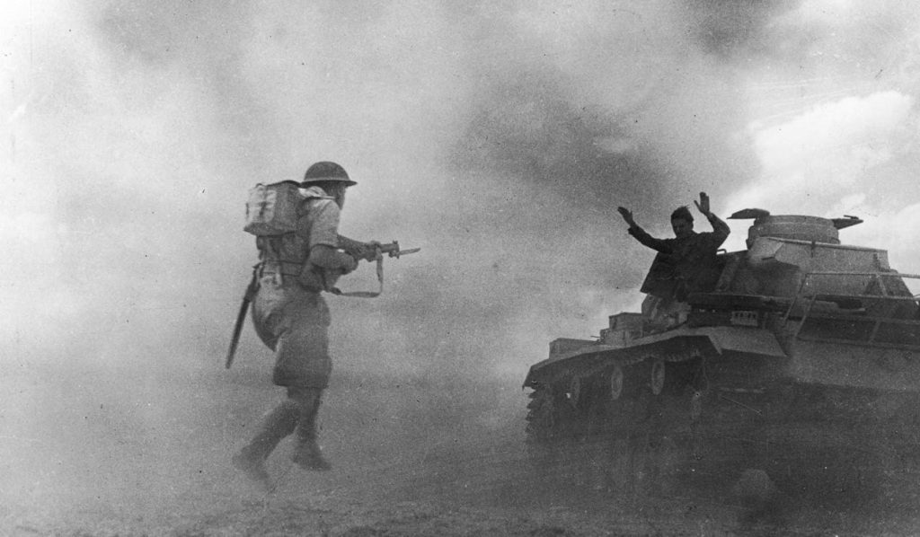 Un tanquista alemán se rinde ante un soldado británico en El Alamein