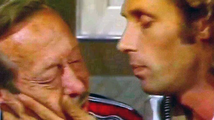 El momento después del beso que hizo historia, entre Jorge Donn y el Polaco Goyeneche.