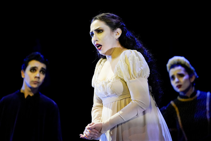 María Belén Rivarola es Lady Macbeth en la versión de Ana D'Anna en el Teatro Avenida para Juventus Lyrica. Foto Maxi Failla