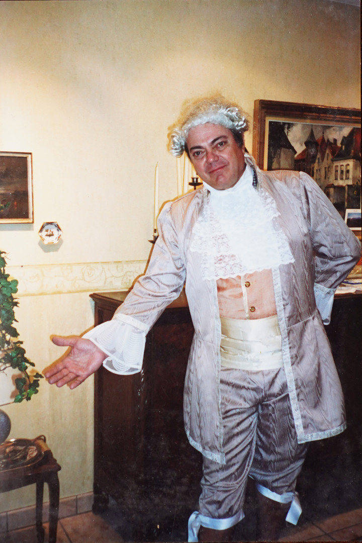 El maestro Mario Marzán, en su casa de Florida, vestido a la usanza de los viejos concertistas. Foto: Juano Tesone